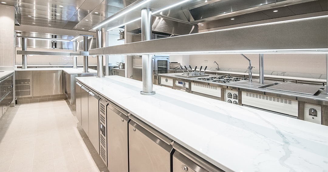 📍La Petite Maison | Palm Beach | Cannes

Plan de travail en marbre, double ponts éclairage intégrés.

#frenchkitchen #designkithen #inoxkitchen #hospitalitydesign #restaurantinspo