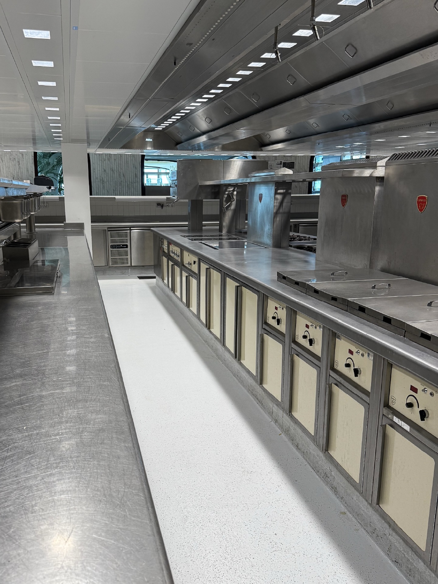📍Nammos | Palm Beach | Cannes
Vue d’ensemble sur les fourneaux Charvet de la cuisine de Nammos.

#kitchendesign #frenchdesign #stainlesssteel #restaurantinspo #hospitalitydesign