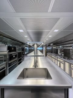 📍Nammos | Palm Beach | Cannes
Vu d’ensemble du plan de travail inox sur-mesure avec double pont éclairages intégrés pour Nammos 💡

#professionalkitchen #designinspiration #kitchendesign #frenchkitchen #restaurantinspo