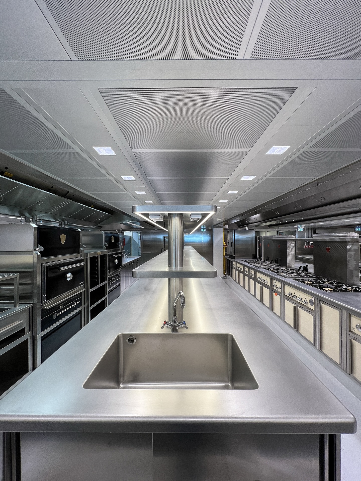 📍Nammos | Palm Beach | Cannes
Vu d’ensemble du plan de travail inox sur-mesure avec double pont éclairages intégrés pour Nammos 💡

#professionalkitchen #designinspiration #kitchendesign #frenchkitchen #restaurantinspo