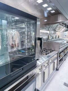 📍Nammos | Palm Beach | Cannes
Vous aussi, adoptez la poulpitude. 🐙
Four et fourneaux de la cuisine de Nammos, au Palm Beach.

#frenchfood #tasteoffrance #savoirfairefrancais #kitchendesign #frenchhospitality