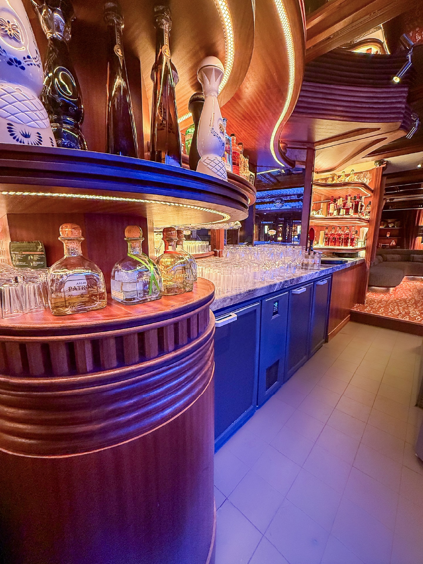 📍Flash | Palm Beach | Cannes

Arrière de bar avec rangements froid chez Flash.

#barstation #frenchbar #bardesign #frenchbartending #cocktails