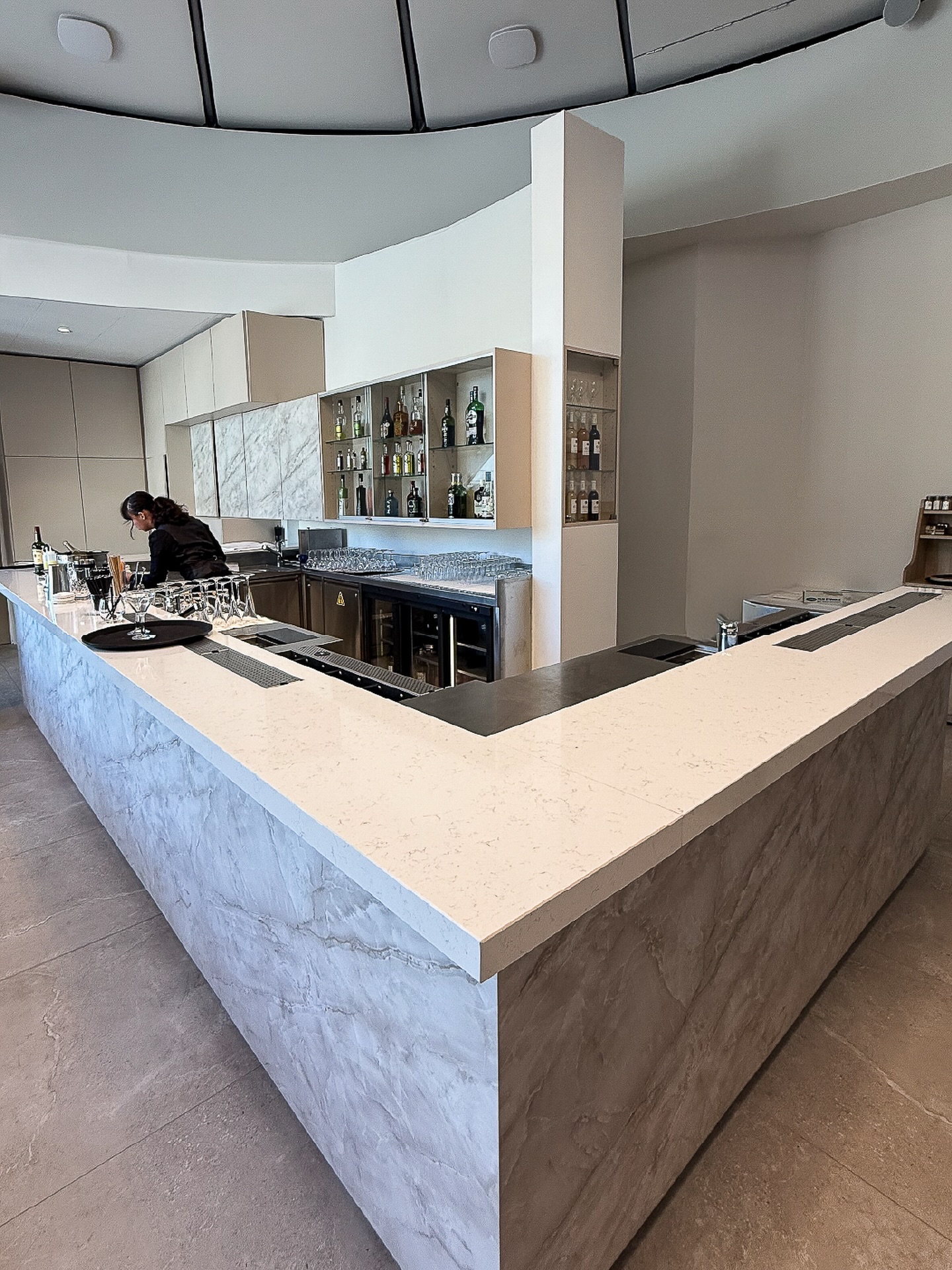 📍 Ecole hôtelière | Cannes

Comptoir en marbre et bar en inox sur-mesure, intégrant trois stations à cocktail

#bardesign #frenchbarstation #stainlessteelbar #bartendingschool #mixology