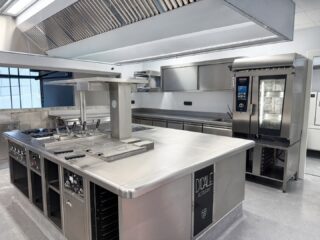 📍Drungly | Lyon

Rangements et plan de travail sur mesure, pour le restaurant du Drungly

#professionalkitchen #designinspiration #kitchendesign #frenchkitchen #restaurantinspo