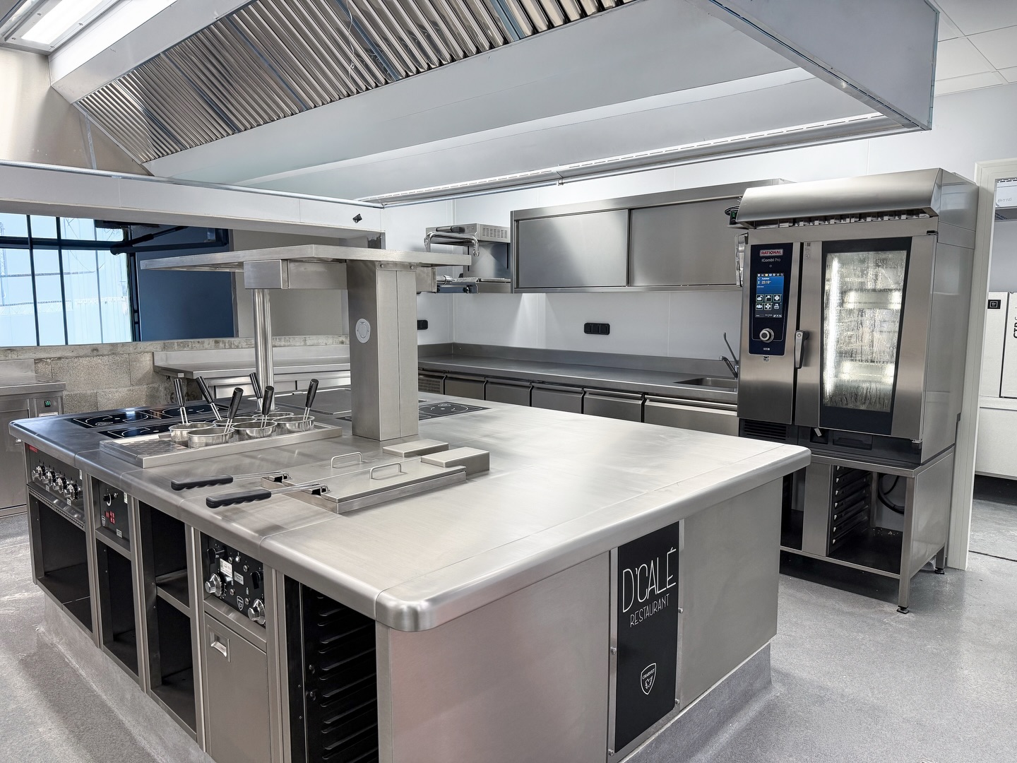 📍Drungly | Lyon

Rangements et plan de travail sur mesure, pour le restaurant du Drungly

#professionalkitchen #designinspiration #kitchendesign #frenchkitchen #restaurantinspo