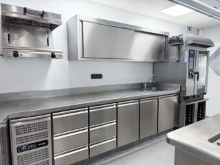 📍Drungly | Lyon 

Espace cuisson avec fourneau central Charvet et le four Rational, pour le D’calé, restaurant du Drungly. 

#hospitalitydesign #designinspiration #kitchendesign #kitchenequipment #hospitalityinteriors