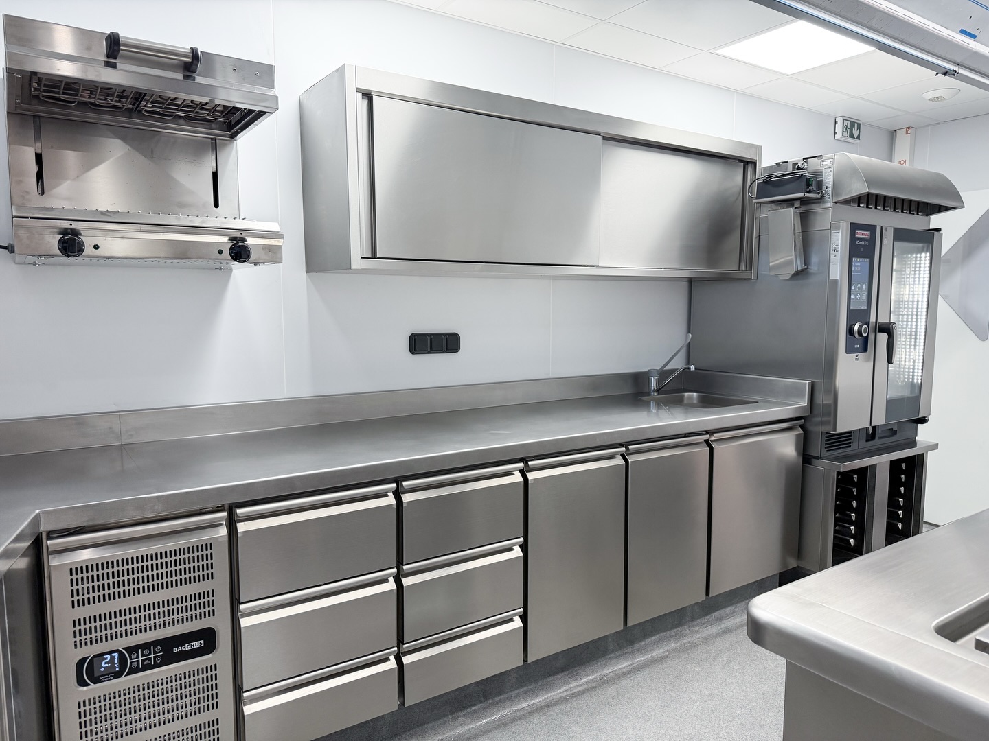 📍Drungly | Lyon 

Espace cuisson avec fourneau central Charvet et le four Rational, pour le D’calé, restaurant du Drungly. 

#hospitalitydesign #designinspiration #kitchendesign #kitchenequipment #hospitalityinteriors