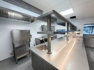 📍Drungly | Lyon

Plan de travail et double pont sur-mesure avec éclairages intégrés 💡

#frenchfood #tasteoffrance #savoirfairefrancais #kitchendesign #frenchhospitality