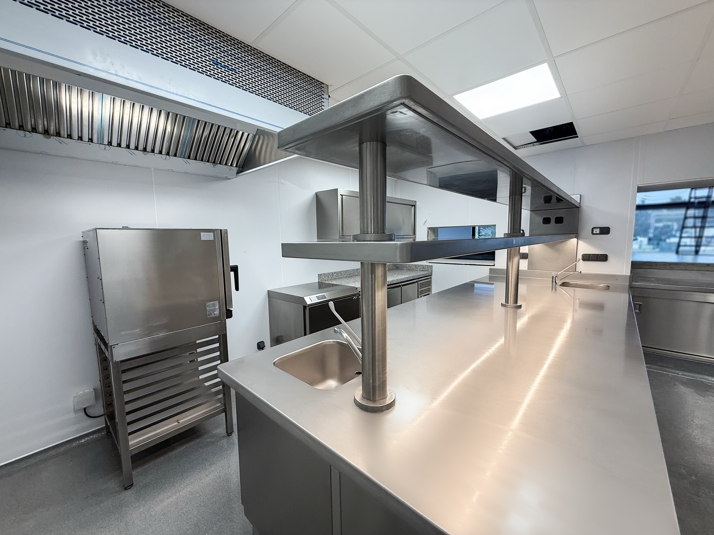 📍Drungly | Lyon

Plan de travail et double pont sur-mesure avec éclairages intégrés 💡

#frenchfood #tasteoffrance #savoirfairefrancais #kitchendesign #frenchhospitality