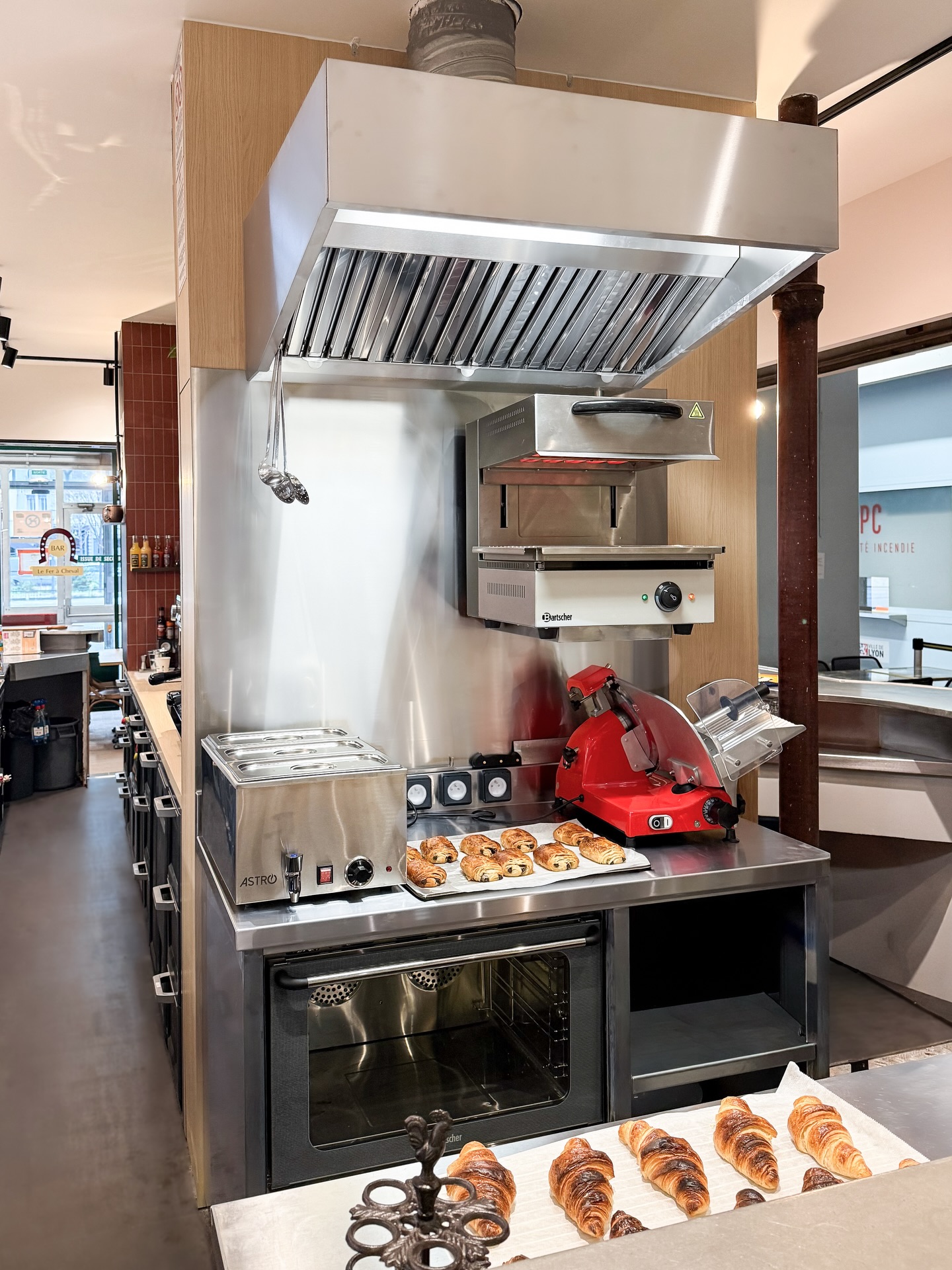 📍Le fer à cheval | Halles Paul Bocuse | Lyon

Espace cuisson optimisé pour l’un des bars aux Halles de Lyon.

#bespokedesign #restaurantconcept #artdevivrefrancais #restaurantinspo #designinspiration