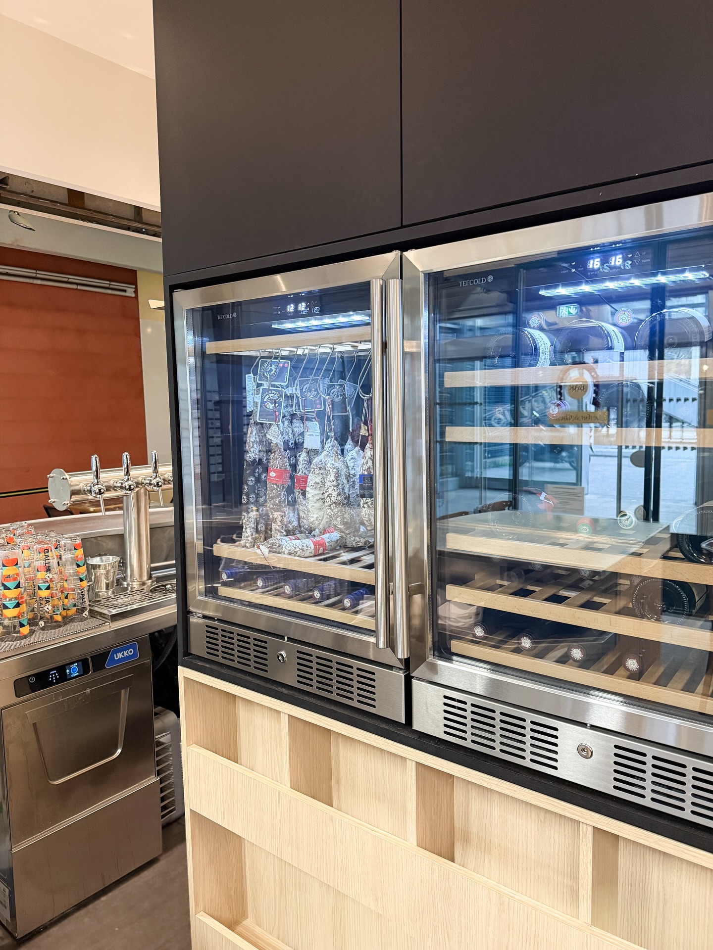 📍Le fer à cheval | Halles Paul Bocuse | Lyon

La cave qui respire le vin, le saucisson et l’art de vivre, aux Halles de Lyon.

#CulinaryDesign #GastronomyDesign #FrenchKitchen #FrenchTouchKitchen