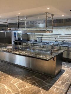 📍 Villa Allegria | Saint-Tropez
Ilot central en marbre et inox sur-mesure pour cette villa à Saint-Tropez.

#frenchinteriordesign #kitchendesign #interiorinspo #luxurykitchen #frenchtouch