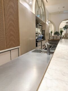 📍 Carlton | Cannes 

Bar en inox sur mesure, au Carlton Cannes. 

 
#bardesign #frenchbar #stainlessteelbar #bartender #mixology