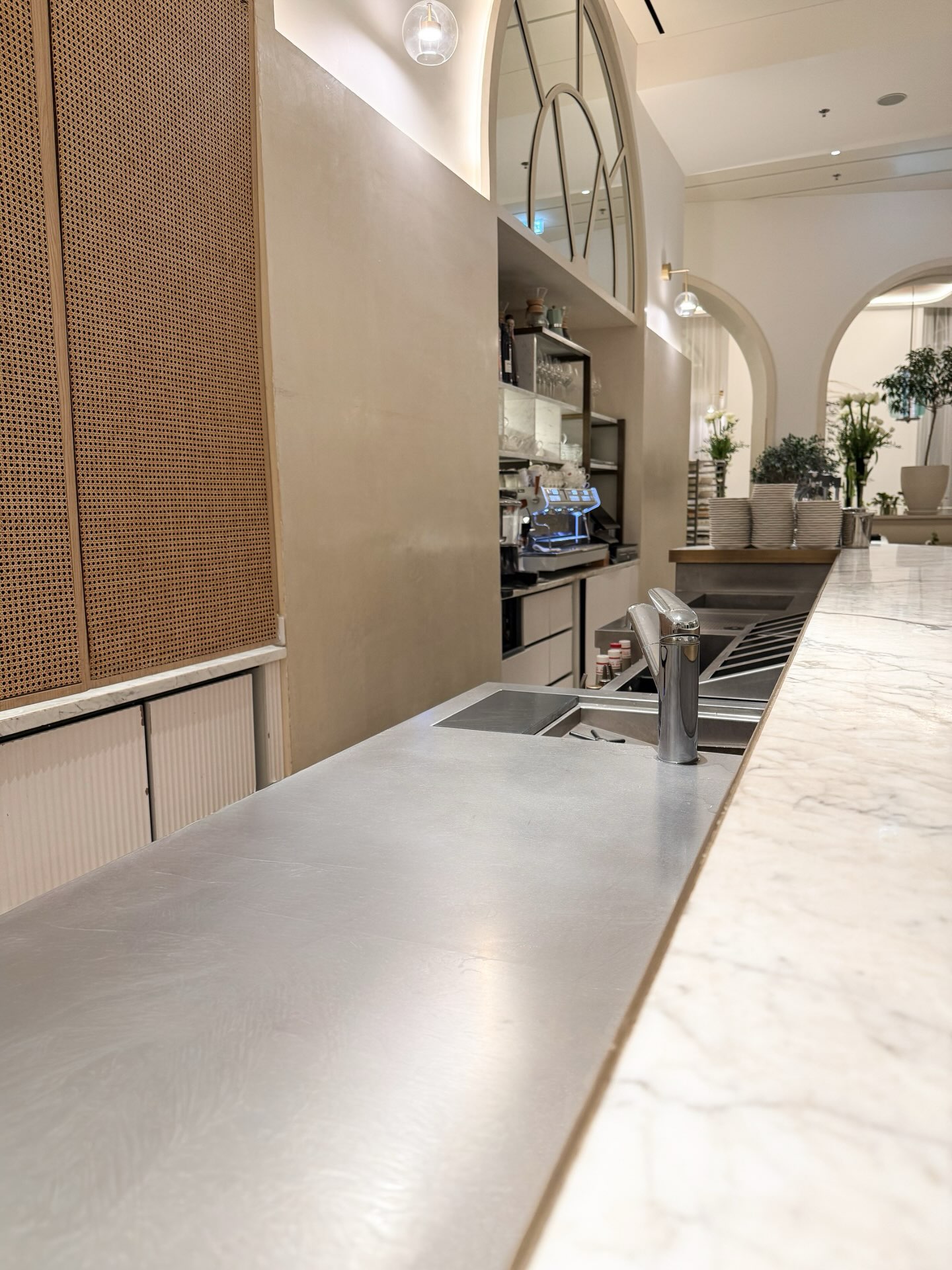 📍 Carlton | Cannes 

Bar en inox sur mesure, au Carlton Cannes. 

 
#bardesign #frenchbar #stainlessteelbar #bartender #mixology
