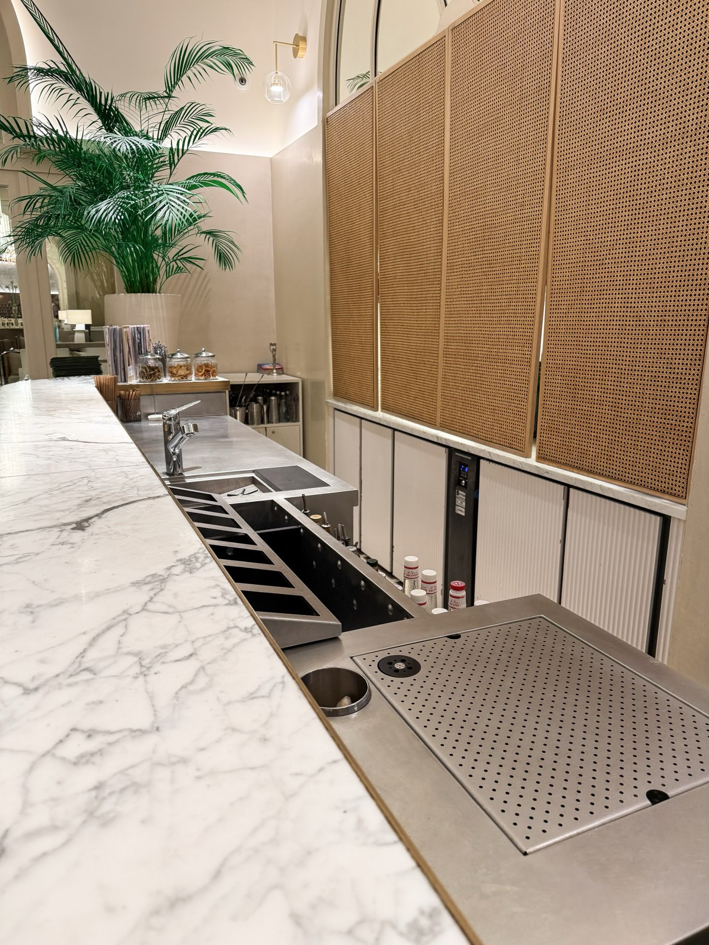 📍 Carlton | Cannes 

Conception et agencement sur mesure par Bacchus. 

#hospitalitydesign #luxurybar #bespokedesign #savoirfaire #frenchhospitality