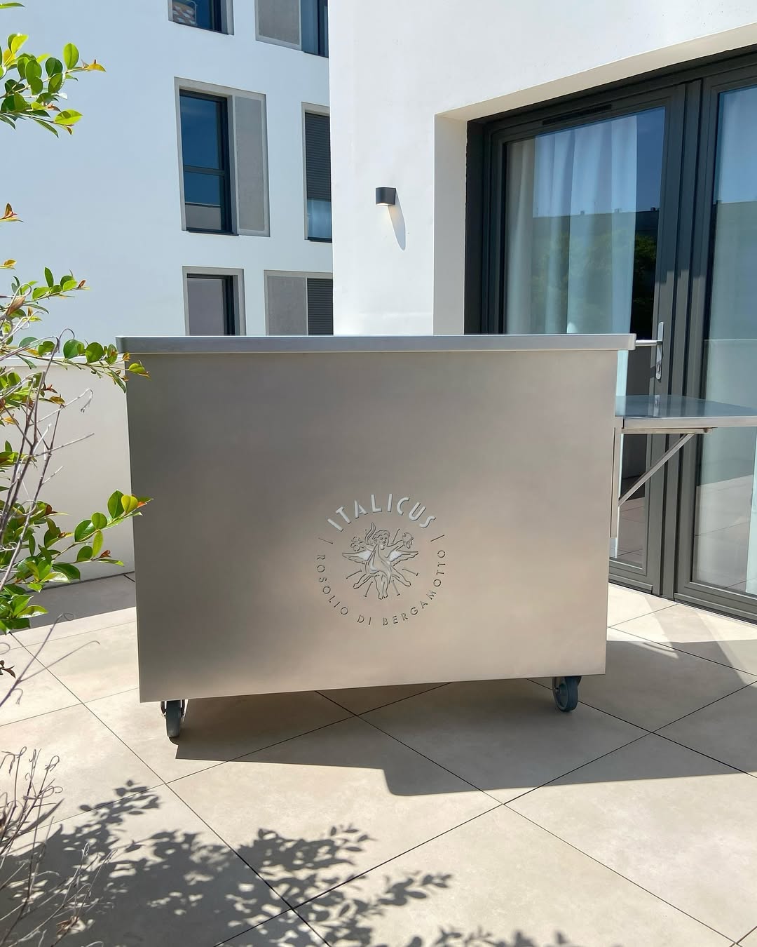 Station cocktail mobile sur mesure, entièrement personnalisée pour Bikube .
Made in Bacchus dans notre atelier d’inox à Lyon

→ Pour en savoir plus sur nos conceptions sur mesure, rendez-vous en bio.

#cocktailstation #bartender #stainlesssteel #barslovers #cocktails #custommade