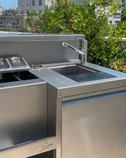 Évier rince-shaker intégré sur bar mobile, pour Bikube.

→ Pour en savoir plus sur nos conceptions sur mesure, rendez-vous en bio.

#conceptionsurmesure #inoxsurmesure #atelierdinox #materielchr #barprofessionnel #mixologie #designfonctionnel #bacchus