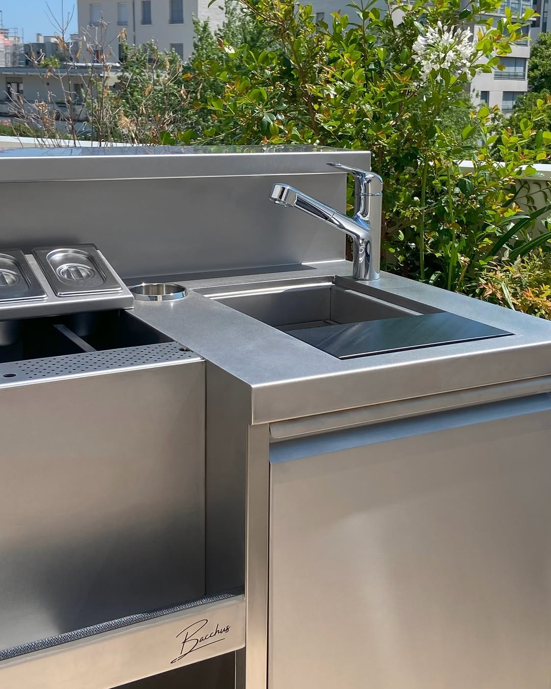 Évier rince-shaker intégré sur bar mobile, pour Bikube.

→ Pour en savoir plus sur nos conceptions sur mesure, rendez-vous en bio.

#conceptionsurmesure #inoxsurmesure #atelierdinox #materielchr #barprofessionnel #mixologie #designfonctionnel #bacchus