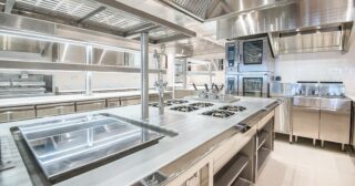 📍La Petite Maison | Palm Beach | Cannes

Plancha en chrome et piano de cuisson Charvet

#hospitalitydesign #designinspiration #kitchendesign #kitchenequipment #hospitalityinteriors