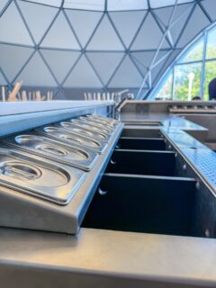 📍 Ecole hôtelière | Cannes

Zoom sur l’une des trois stations à cocktails du bar sur mesure de l’école hôtelière.

#frenchbardesign #barstation #stainlessteelbar #bartending #mixology