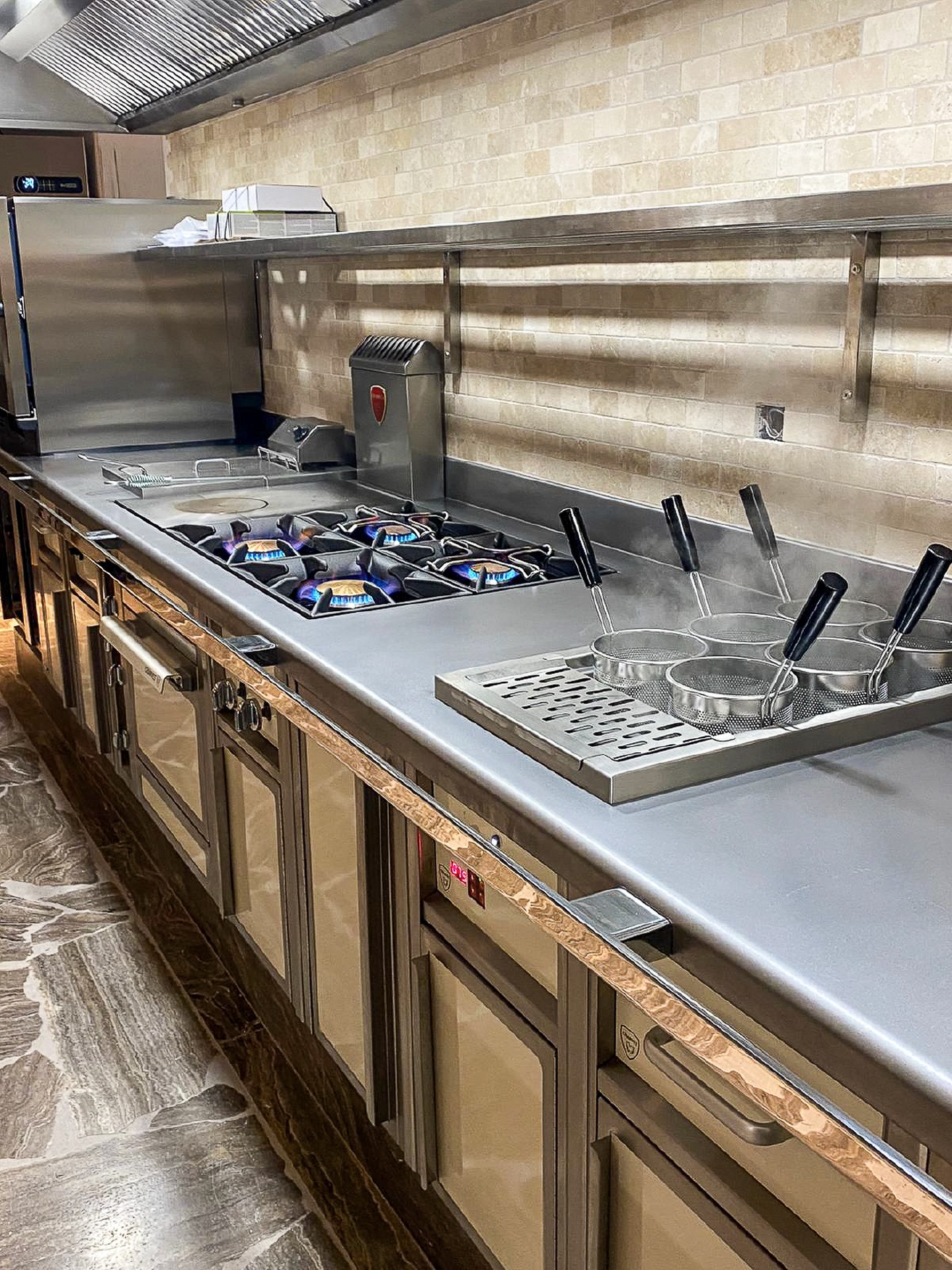 📍 Villa Allegria | Saint-Tropez
Piano de cuisson Charvet pour une villa privée.

#interiordesign #frenchkitchendesign #interiorinspo #luxuryinterior #hospitalityinteriors