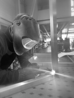 📍 Atelier d’inox
Chaque geste façonne l’inox. La précision comme signature.

#InoxDesign #SavoirFaireFrancais #BarsProfessionnels #MadeInFrance #ExcellenceArtisanale