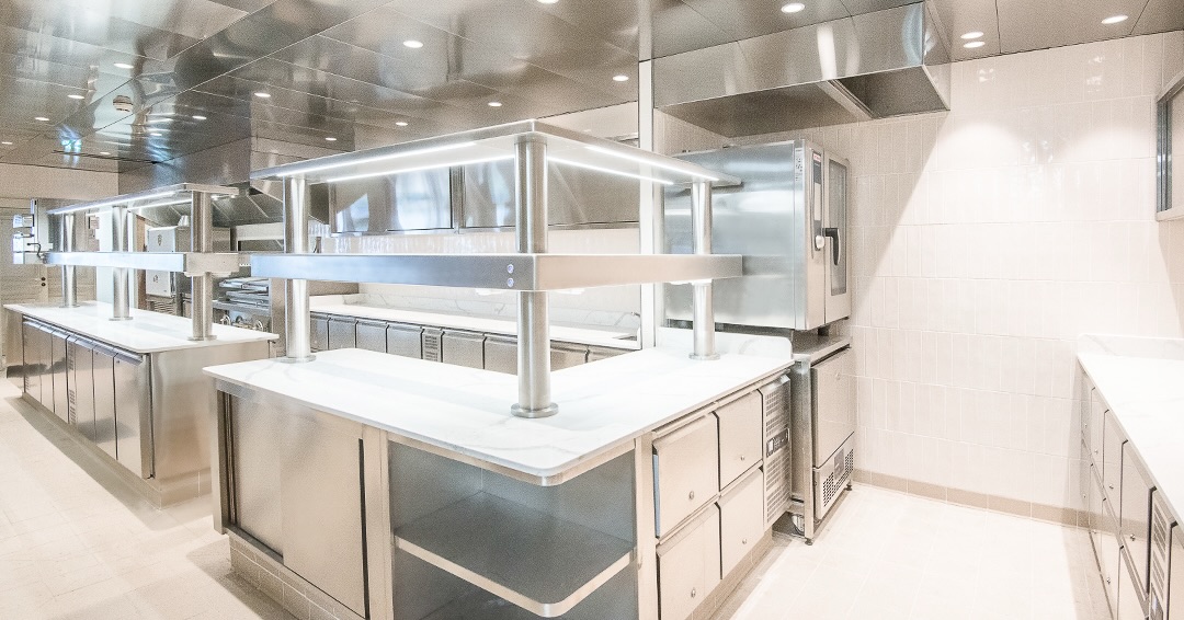 📍La Petite Maison | Palm Beach | Cannes

Plan de travail en marbre, agencement en L avec sous meuble froid et rangements.
Double ponts avec éclairages intégrés.

#professionalkitchen #hospitalitydesign #designinspiration #stainlesssteel #kitchenequipment